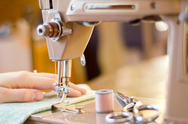 aprender cómo coser con aguja doble